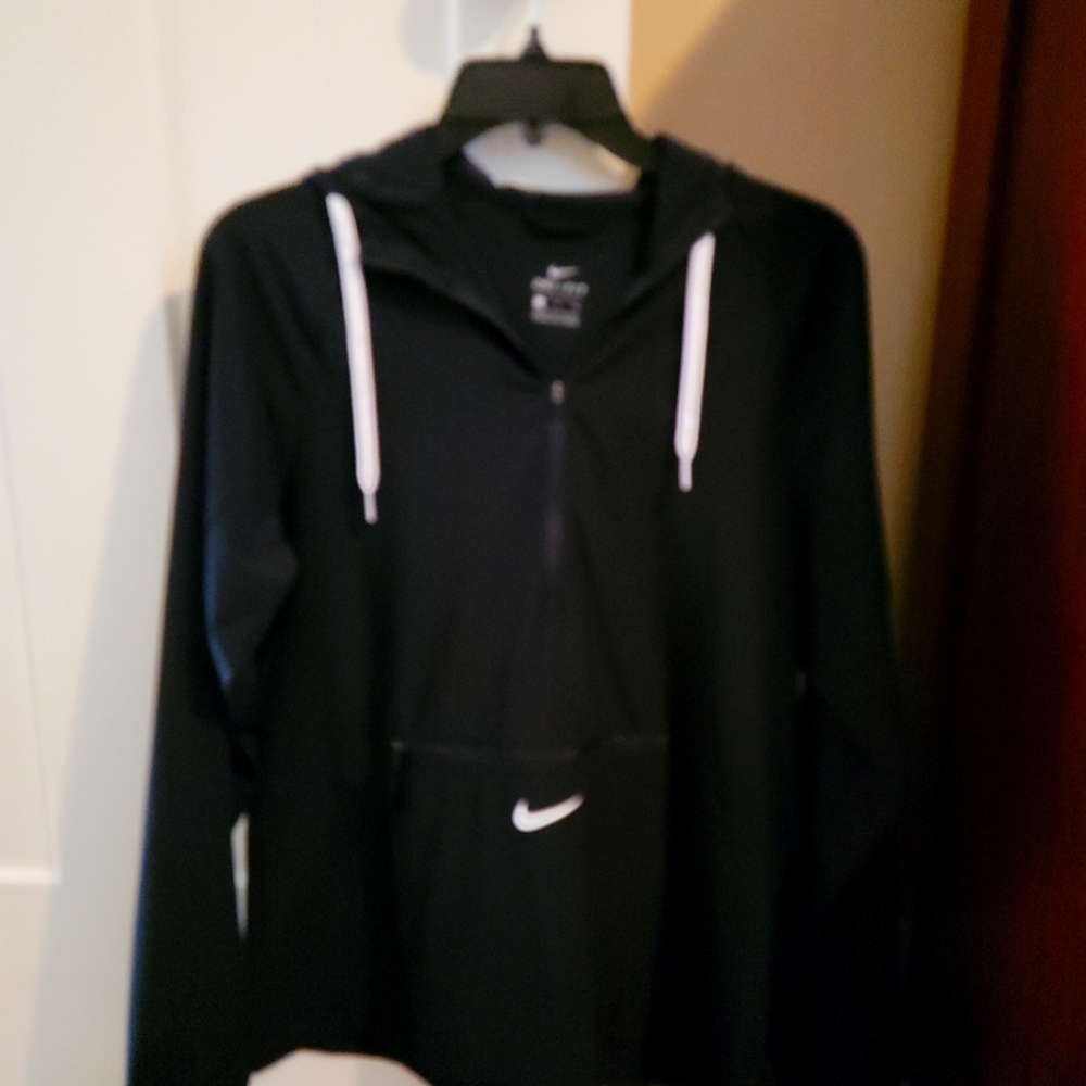 NWOT Nike windbreaker pullover with hood
